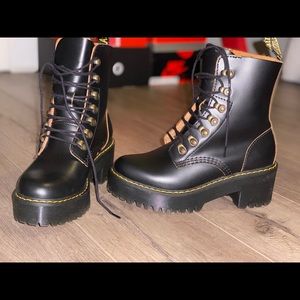 Dr. Martens Leona size 5